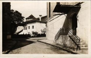 Besztercebánya, Banská Bystrica; Pred slovenskym kostolom / A szlovák templom előtt, háttérben a vár / church, castle (fl)