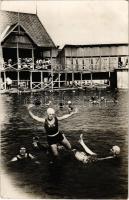 Kolozs-sósfürdő, Kolozsfürdő, Cojocna; vízben játszó hölgyek a fürdőben / spa, women playing in the water. photo