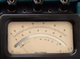 Régi voltmérő, multiméter, dobozában 14x22 cm