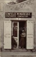 Belényes, Beius; Einfeld (később Erdős) M. Márkusz könyvkötő üzlete, tulajdonos a fiával / Compactor / bookbinder shop. photo (EK)