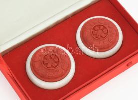 Kínai talizmán Jáde és cinóber, benne gyenge mágnessel a hosszú élet és szerelem és egészségért jin és jang motívummal d: 6 cm eredeti dobozában