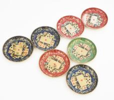 7 db kártya mintás fém tálka, kopásnyomokkal, d: 10 cm