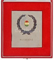 1899. "Mesterkiképző" Magyar Ebtenyésztők Országos Egyesülete tükörpolírozott fém plakett, bronz és zománcozott berakással, díszdobozban (90x105mm) + DN(~1950) "Leningrád Védelmezője Emlékmű" Al emlékérem bőr dombornyomott díszdobozban (58mm) + Nagy Britannia 2006. "A Királynő merészségének díja: Nemzetközi kereskedelem / DSG international plc" kétoldalas fém elékérem díszdobozban (50mm) T:AU