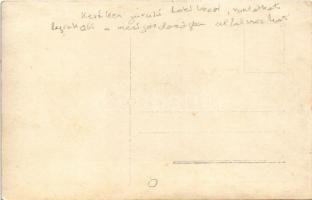 Keréken gördülő lakókocsi, vontatható, leginkább a mezőgazdaságban alkalmazható, száradó ruhák, főzé...