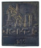 1949-1951. "KITI (Könnyűipari Tervező Iroda)" sorszámozott belépő(?) jelvény, "912" sorszámmal (31x26mm) T:XF