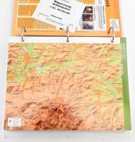 Magyarország térképlapokon gyűrűs berakóban, hátoldalon leírásokkal, képes ismertetőkkel. Edition At...