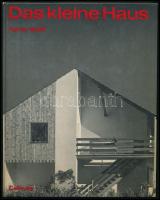 Rainer Wolff: Das kleine Haus. München, 1973, Georg D. W. Callwey. Fekete-fehér képekkel illusztrálva. Német nyelven. Kiadói kartonált papírkötés, kissé koszos borítóval.