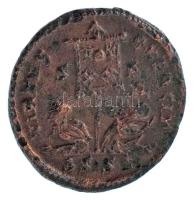 Római Birodalom / Siscia / I. Licinius 320. Follis bronz (2,96g) T:XF,VF Roman Empire / Siscia / Licinius I 320. Follis bronze "IMP LI-CINIVS AVG / VIRTVS-EXERCIT - S - F - VOT XX - BSIS star" Two captives seated on either side (2,96g) C:XF,VF RIC VII 129