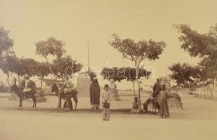 cca 1890 Egyiptom, magyar utazó által készített fotók Ismalia, datolyaárusok, Kleopatra szarkofágja,...
