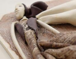 Sarkantyu Judit (1947- ): Alakok. Porcelán falikép, jelzett, sérüléssel 32x22 cm