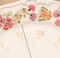 Zsolnay pillangó mintás falióra, jelzett, működő szerkezettel, hibátlan, d: 26 cm