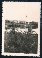 1942. aug. 20. Endrőd (Gyomaendrőd), Körös-holtág, kerékpáros férfiak, háttérben a Szent Imre katoli...