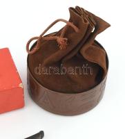 Bruyere Jeantet pipa, dobozában + jelzett iparművész réz és bőr tobaktartó d: 9,5 cm