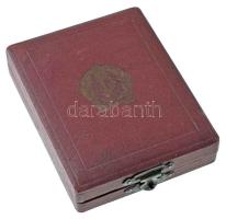 1954. "Magyar Népköztársaság Bajnokságai 1954 / OTSB Mezei 7000m cs. III." bronz díjjelvén...