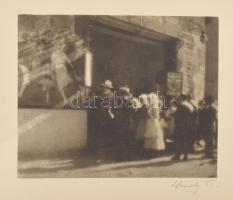 Wessely János: A mozi előtt. (1925) jelzett vintage fotóművészeti alkotás, a díjnyertes fotográfustól 19x16 cm / 29x25 cm