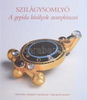 Kiss Attila - Alfred Bernhard - Walcher: Szilágysomlyó. A gepida királyok aranykincsei. Bp., 1999., Magyar Nemzeti Múzeum - Helikon. Rendkívül gazdag képanyaggal illusztrált. Kiadói papírkötés.