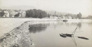 G. Szántó András (1937-2002): Szentendre. Fotó, papír, kartonon, hátoldalán pecséttel jelzett, 21x39 cm