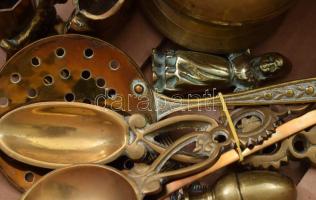 14 darabos réz / bronz tárgy tétel, közte kupák, ajtógomb, váza, dísztárgy, stb., klf méretben