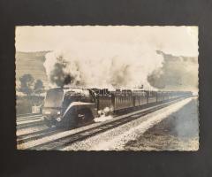 1947 Franciaország, cserkész jamboree albuma, felvarróval, képeslapokkal, cserkésztáborban készült f...