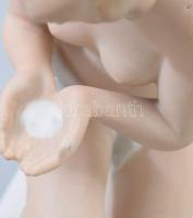 Wallendorf fürdőző női akt. Jelzett, mázas és biszkvit porcelán, jelzett, m: 19,5 cm