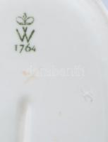 Wallendorf fürdőző női akt. Jelzett, mázas és biszkvit porcelán, jelzett, m: 19,5 cm