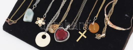 10 darab klf bizsu nyaklánc, közte jó kövekkel, tartón elrendezve