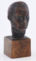 Reményi József (1887-1977): Férfi büszt (Végh Gusztáv?). Bronz, jelzett, m: 5,5 cm