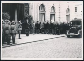 cca 1938 "Heil Hitler" fogadóbizottság egy épület előtt, fotó, 9×12,5 cm