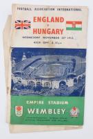 1953 Magyarország-Anglia, a legendás 6:3-as labdarúgó mérkőzés meccsfüzete,, ahol az Aranycsapat legyőzte az évtizedek óta veretlen Angliát. Hajtva, hátsó borítón szakadás / 1953 Hungary - England, legendary football match booklet,in Wembley Stadium, where the Golden Team of Hungary defeated England. Folded, with tear on backside