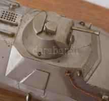 D?944 PSZH harcijármű fém makett, fa talapzaton, h: 20 cm