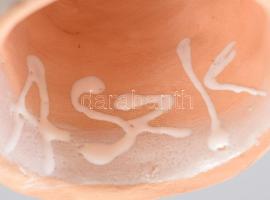 Antalfiné Szente Katalin: Olvasó lány. Részben mázas kerámia, haján sérüléssel, m: 19 cm