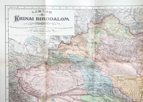 Lóczy Lajos:  A Khinai Birodalom természeti viszonyainak és országainak leírása. Gróf Széchenyi Béla keletázsiai utazása alatt (1877-1880) szerzett tapasztalatai alapján és a meglevő irodalom fölhasználásával írt lóczi Lóczy Lajos. Kétszáz rajzzal és egy térképmelléklettel. Budapest, 1886. Királyi Magyar Természettudományi Társulat (Franklin-Társulat sajtója). XIV + [2] + 884 p. + 1 térkép (színes, kihajtható). Egyetlen kiadás. Lóczy Lajos geológus, geográfus (1849-1920), a Magyar Nemzeti Múzeum ásványtárának segédőre, a Földtani Közlöny rendszeres közreműködője még ifjú kutatóként, Pulszky Ferenc múzeumigazgatónak javaslatára került be Széchenyi Béla gróf nagyszabású kelet-ázsiai expedíciójába. Az 1877 novemberétől 1880 májusáig tartó felfedezőút során a csoport bejárta Kínát, Japánt, Borneót, Thaiföldöt, egy kisebb kerülővel pedig bejutottak a nyugati felfedezők előtt tiltott Tibetbe is. Lóczy Lajos monográfiája az út kínai részének tudományos feldolgozása. A közel 100 egész oldalas és számtalan szövegközti illusztrációval kísért beszámoló első része Kína természetföldrajzi leírását nyújtja, nemzetközileg is kiemelkedő geomorfológiai részletekkel (a Transzhimalája fogalmát Lóczy Lajos kötetének köszönheti a geológia tudományossága). A leggazdagabb geológiai részletek mellett bőséges meteorológiai, klimatológiai részletekkel is szolgál a munka első fele. A mű második része a hatalmas, ekkoriban 357 millió főt tömörítő Kína tartományainak leírását nyújtja, tartományonkénti bontásban, történeti, politikai, gazdasági, néprajzi részletek sokaságával, a jelentősebb városok ás folyórendszerek térképvázlataival. A kötet nem csak a szoros értelemben vett Kínát írja le, hanem a kapcsolódó Mandzsúriát, Mongóliát, az iszlám Turkesztánt, illetve a titokzatos birodalmat, Tibetet is. A rendkívül részletgazdag tájképi, városképi, néprajzi illusztrációs anyaggal kísért beszámoló emlékezetes, XIX. század végi pillanatfelvételt nyújt az egyszerre rendkívül zsúfolt és más vidékein rendkívül ritkásan lakott birodalomról, arról a Kínáról, amely a XIX. században - lenyűgöző múltja ellenére - geopolitikai értelemben alárendelt szerepet játszott. Kihajtható térképmellékletünkön apró szakadás. (Természettudományi Könyvkiadó-vállalat, XXVI. kötet.) Aranyozott, álbordázott gerincű, vaknyomásos, kiadói félbőr kötésben. Szép példány.