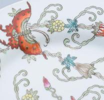 Inda- és pillangómintás kézzel festett kínai dísztál. Kína, XX. sz., jelzett, hibátlan, d: 26,5 cm