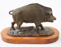 Ganz és Társa bronz vaddisznó. cca 19. sz. utolsó harmada, bronz, fa talapzaton, jelzett, 25x16 cm