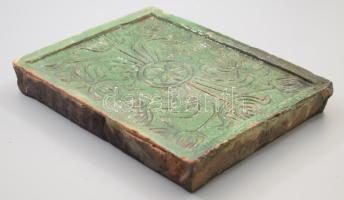 ca 1870, Kalotaszeg, Kályhacsempe, virág motívummal, kis sérülésekkel, 22x29 cm CSAK SZEMÉLYES ÁTVÉT...