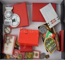 Nagyobb doboznyi vegyes jelvény, kitüntető jelvény tétel főleg a szocialista időszakból, egy részük ...