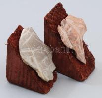 Nagy Sándor (1923-2017): 2 darab Idol. Faragott és vésett kő, fa talpazaton, jelzés nélkül, m: 7,5 cm alatt