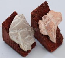 Nagy Sándor (1923-2017): 2 darab Idol. Faragott és vésett kő, fa talpazaton, jelzés nélkül, m: 7,5 c...