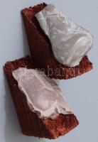 Nagy Sándor (1923-2017): 2 darab Idol. Faragott és vésett kő, fa talpazaton, jelzés nélkül, m: 7 cm alatt