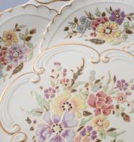Zsolnay plasztikus virág mintás porcelán dísztál. Kézzet festett, jelzett, hibátlan. d: 30 cm