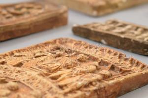 6 db gipsz múzeumi fali dombormű másolat 5-18 cm közötti méretekben, néhány sérüléssel