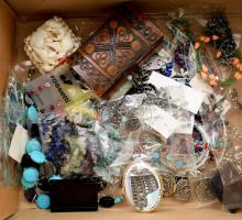 Doboznyi bizsu, közte lapis lazuli, malachit, stb nyakláncokkal.