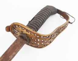 cca XIX. sz. vége, egyedi szablya, szépen kidolgozott kézvédővel, kecses pengével, kisebb méretű mar...