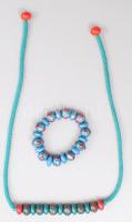 Horváth Márton (1941-2013): Karkötő és nyaklánc szett. Színezett üveg, jelzés nélkül, proveniencia: az alkotó ajándéka.