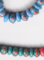 Horváth Márton (1941-2013): Karkötő és nyaklánc szett. Színezett üveg, jelzés nélkül, proveniencia: ...
