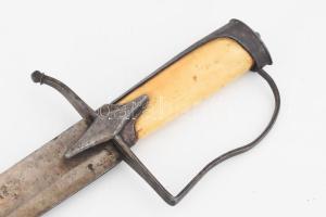 Fringia, magyar szablya, XVIII. sz. vége. Csont markolattal. 84 cm