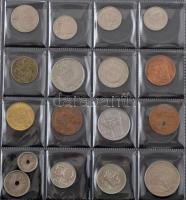 ~84db-os érmetétel, többnyire Egyesült Államok, használt állapotú berakóban T:vegyes
 ~84pcs coin l...