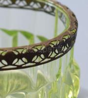 Szecessziós cukorkakínáló, uránnal színezett öntött üveg, bronzlemez szerelékkel, d: 11 cm, m: 6 cm