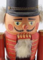 Festett és faragott fa diótörő, kopással, m: 34 cm