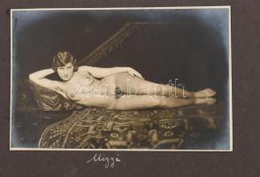 1929 Bécsi bordélyház fotóalbuma, nevesített portrékkal, 35 db fotóval, közte sérült fotó, néhány be...